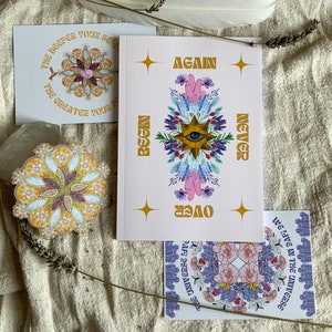 Set "Begin Again Never Over" composé de 1 carnet DIN A4 avec pages blanches, autocollants cacao 9,9 cm, 2 cartes postales pour autel ou comme cadeau