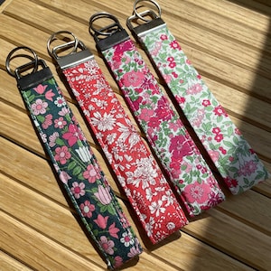 Llavero de tela con diseño floral de algodón Liberty / Llavero de pulsera / Llavero de tela para la muñeca / Regalo para ella / Cordones florales / Llavero para llaves de casa / Llavero