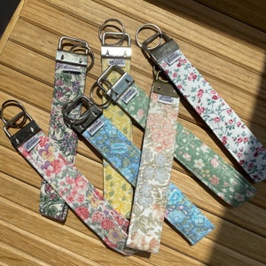 Llavero vintage floral / de pulsera / llavero de tela para la muñeca / regalo para ella / cordones florales / llavero de coche para llaves de casa / llavero /