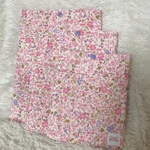 Protège-livre floral avec fermeture à pression | Protecteur rembourré | E-Reader en tissu mignon, broché et étui rigide | Cadeau pour les amateurs de lecture rose violet
