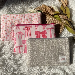 Bolsa pequena com zíper feita à mão acolchoada | 7x5” | Laços florais | Carteira | Corações, flor ditsy, laços coquete | Rosa e cinza