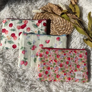 Bolsa pequena com zíper feita à mão acolchoada | 7x5” | Fruta floral | Carteira | Cereja, Flor ditsy, Morango | Verde Rosa Vermelho Azul