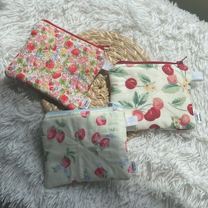 Petite pochette matelassée faite main | 4,75 x 3,75 po. | Porte-clés | Porte-monnaie | Cerise, petite fleur, fraise, vert, rose, rouge bleu