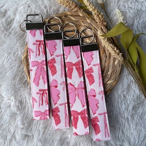 Llavero de pulsera hecho a mano / Llavero de tela para la muñeca / Regalo para ella / Cordones / Llavero para el coche para las llaves de la casa / Llavero / Lazos rosados coquetos