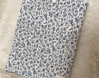 Boekomslag met bloemenprint en drukknoopsluiting | Gewatteerde beschermer | Leuke stoffen e-reader, paperback en hardcover | Cadeau boekenliefhebbers blauw bloemen