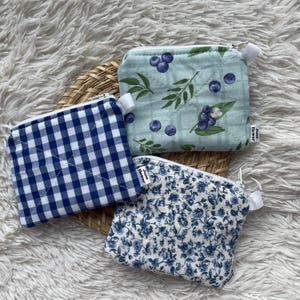 Monedero pequeño acolchado hecho a mano de 4,75 x 3,75 pulgadas, accesorio para llavero, monedero, diseño de flores azules ditsy, cuadros vichy azul marino y arándanos
