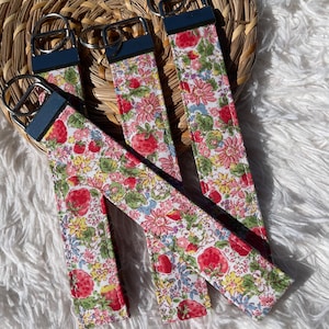 Llavero de tela con diseño de fresas de verano, ideal como regalo para ella, con cordones florales, para el coche o la casa.