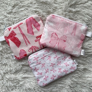 Petite pochette matelassée faite main | 4,75 x 3,75 po. | Porte-clés | Porte-monnaie | Coquette noeuds roses
