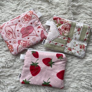 Petite pochette matelassée faite main | 4,75 x 3,75 po. | Porte-clés | Porte-monnaie | Cheater Quilt Rosette, Cowgirl, Fraise