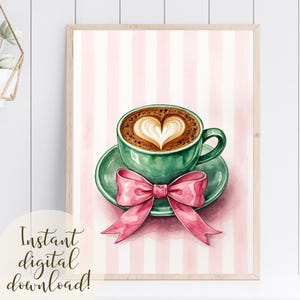Peut inclure: Impression aquarelle d'une tasse de café avec un motif en forme de cœur dans la mousse, posée sur une soucoupe. Un nœud rose est noué sous la soucoupe. Le fond est à rayures roses et blanches. Le texte en bas à gauche indique "Téléchargement numérique instantané !"