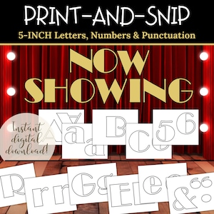 Puede incluir: Letras, números y signos de puntuación imprimibles de 12,7 cm en tarjetas blancas. Se muestran las palabras "PRINT-AND-SNIP" y "NOW SHOWING". También es visible la frase "¡Descarga digital instantánea!". El fondo es una cortina roja.