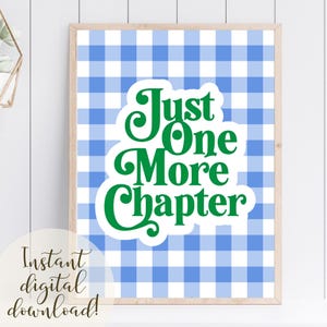 Könnte beinhalten: Ein gerahmter Druck mit einem blau-weiß karierten Vichy-Muster-Hintergrund. Der Druck zeigt den Text "Just One More Chapter" in grüner Schrift. Der Satz "Instant digital download!" ist unten in Kursivschrift geschrieben.