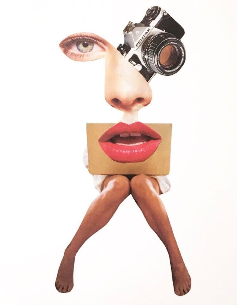 Op de afbeelding: Een collage van een vrouwen gezicht met een camera die haar ogen bedekt en een paar benen die zitten met een rode mond op een bruine doos.