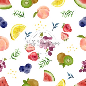 Puede incluir: Un patrón sin costuras que presenta una variedad de frutas, incluyendo sandía, kiwi, melocotón, limón, fresa, arándano y uvas. Las frutas están pintadas en un estilo acuarela y están dispuestas en un patrón repetitivo sobre un fondo blanco.