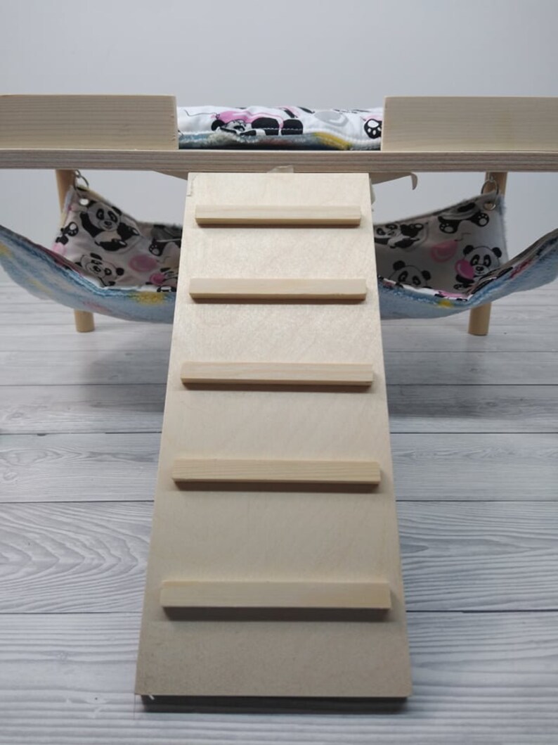 Peut inclure: Une rampe en bois avec cinq marches pour petits animaux de compagnie. La rampe est de couleur brun clair et a une finition en bois naturel. Elle est con&ccedil;ue pour &ecirc;tre utilis&eacute;e avec un lit pour animaux de compagnie ou une autre plateforme sur&eacute;lev&eacute;e.