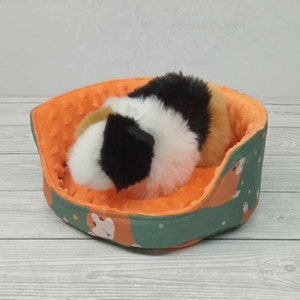 Cozy fleece guinea pig bed with pillow - Perfect pet bed for small animals