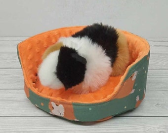 Cozy fleece guinea pig bed with pillow - Perfect pet bed for small animals