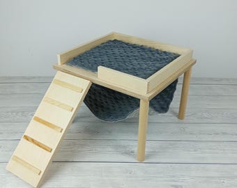 Installation d'une cage pour cochon d'Inde : maison en bois et support pour hamac