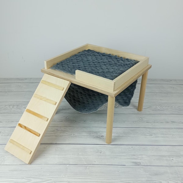 Montaje de jaula para cobayas: casita de madera y soporte para hamaca.