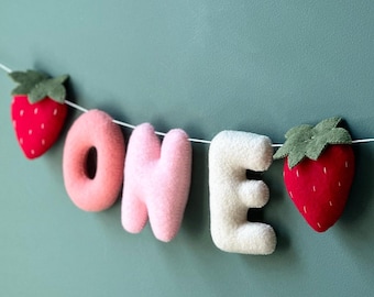 Banner de nombre de fieltro personalizado: Guirnalda de fresas para guardería