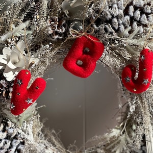 Adorno de letras de fieltro / Adorno de letras iniciales / Adorno navideño / Decoración navideña / Regalo para baby shower / Iniciales de mascotas