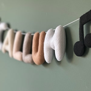 Anpassad filtnamngirlang med musiknot - Barnrumsdekoration