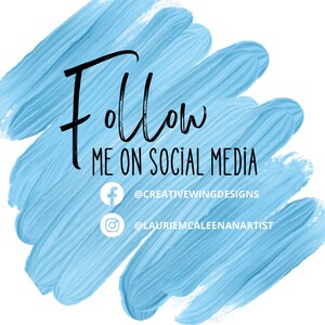 K&ouml;nnte beinhalten: Ein blauer, bemalter Hintergrund mit dem Text "Folge mir auf Social Media" und Social-Media-Icons f&uuml;r Facebook und Instagram mit den Benutzernamen @creativewingdesigns und @lauriemcaleenanartist.