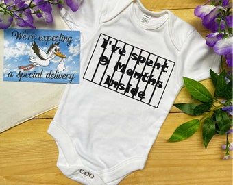 9 meses dentro del anuncio de embarazo Bebé crece / Regalo de revelación de bebé / Baby Shower / Revelación de género / Onesie / Recién nacido / Divertido / Prisión