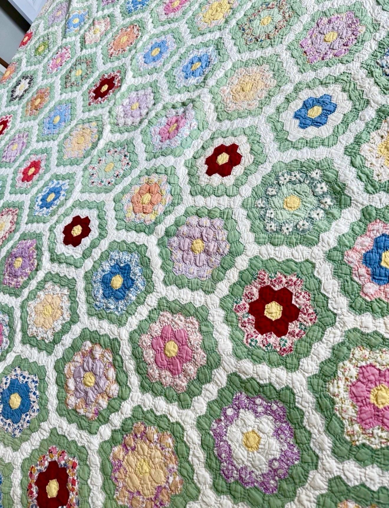 アンティークキルト✴︎グランドマザーズガーデンキルトおばあちゃんの花園 Antique quilt grandmothers flower garden - Etsy 日本