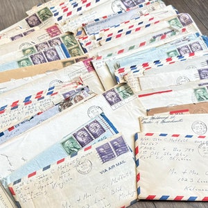 Cartas de los años 50, documentos personales manuscritos antiguos o de época, correspondencia de guerra, sellos y sobres, cápsulas de papel del tiempo, lotes de papelería