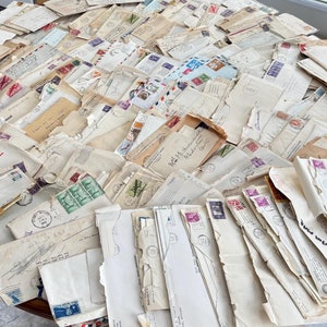 Cartas/tarjetas antiguas. Documentos personales manuscritos o mecanografiados. Sobres franqueados. Correspondencia diversa. Algunos negocios escritos a mano.