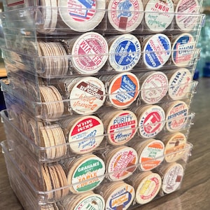 ¡TAPAS DE LECHE! Lotes de tapas de leche antiguas o vintage. Conjuntos de diferentes estuches para frascos de botellas. Efímeras, paquetes de álbumes de recortes. Historia de los productos lácteos. Lotes de botellas antiguas