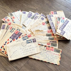 Cartas personales antiguas de los años 50. Amores. Documentos escritos a mano o mecanografiados. Sobres con franqueo. Correspondencia manuscrita.