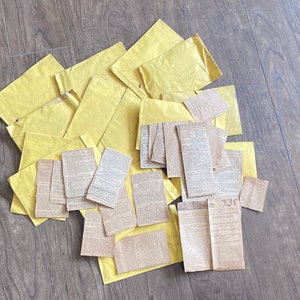Recortes de periódico antiguos en sobres: documentos mecanografiados. Sobres con franqueo prepagado. Años variados. Notas/correspondencia personal manuscrita.