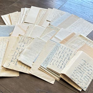 Cartas antiguas manuscritas. Documentos personales manuscritos o mecanografiados, sobres franqueados. Años variados. Notas/correspondencia: documentos históricos.