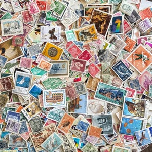 (100 SELLOS MUNDIALES) Sellos cancelados. Lote de efímeras: Scrapbooking, filatelia, registro de artículos usados. Coleccionables de las décadas de 1920 a 2000: Papel artesanal y sobres.