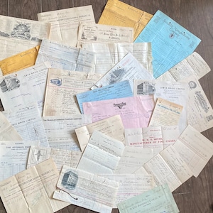 Conjuntos de 5 facturas antiguas, mecanografiadas o manuscritas, para contabilidad y recibos. Cartas antiguas, sobres y lotes de efímeras.