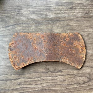 Antike Doppelaxt Spitze. Vintage Stahl Schneidewerkzeuge . Holzfällerlager-Reliquien-Handgeschmiedete Historische Äxte. Restaurierung Projekt, Handwerk,Dekor