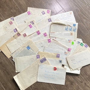 Cartas antiguas: documentos personales escritos a mano. Sobres con franqueo. Años variados. Notas de orgullo/correspondencia: cartas personales escritas a mano