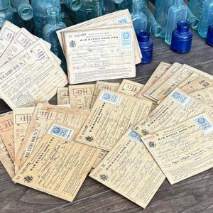 2) Carnets de rations de la Seconde Guerre mondiale. Antiquités/vintage Documents personnels manuscrits - Correspondance de guerre. Timbres - Beaucoup de papier. Documents militaires - Cartes photo