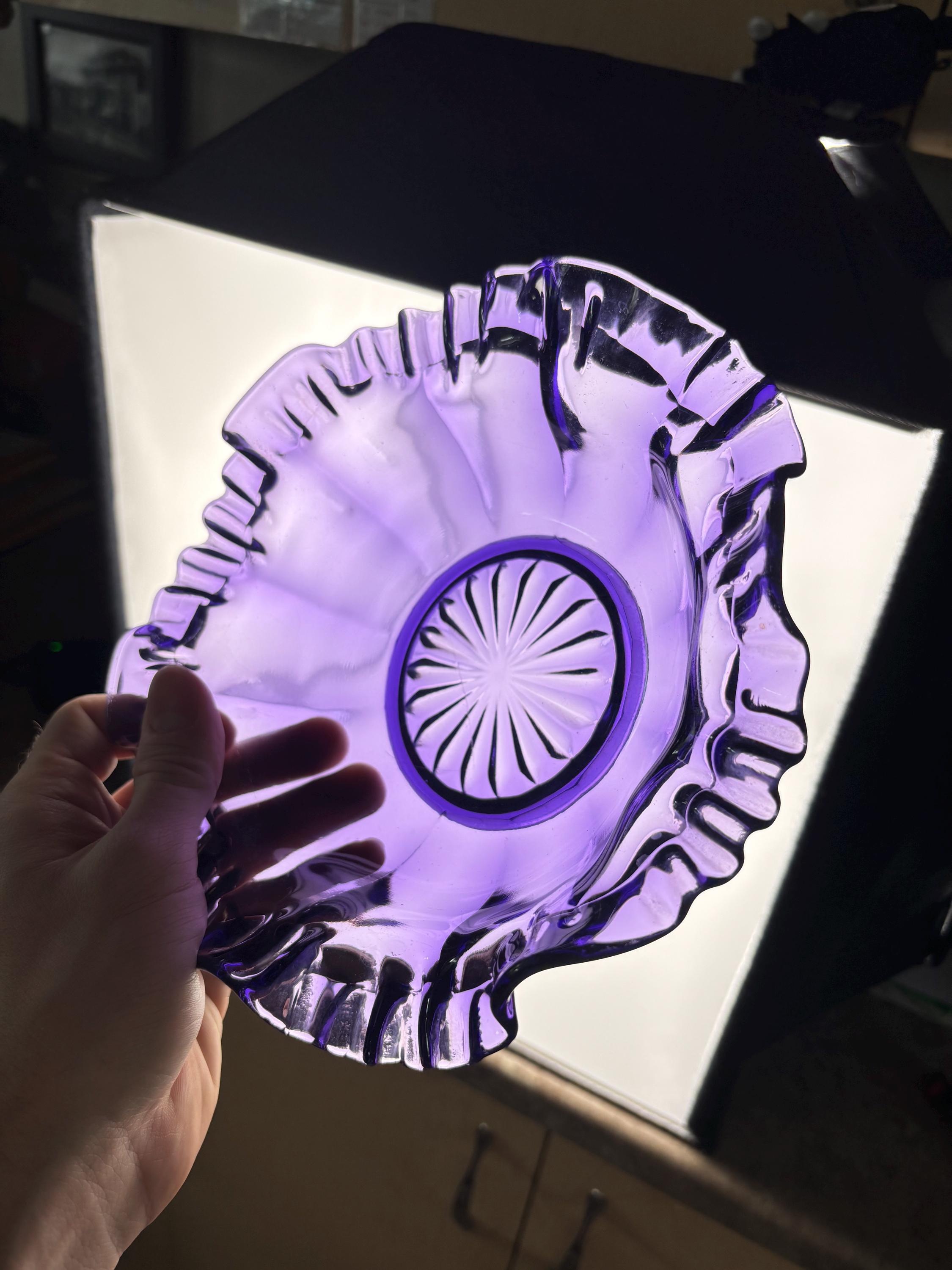 アンティークのアメジストガラス製キャンディ皿：1900年代初頭の