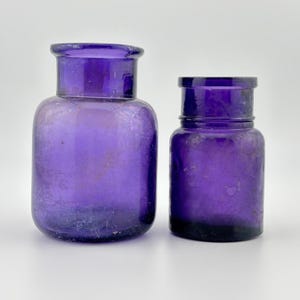 CONJUNTO DE 2) Tinteiros antigos. Ametista escura, vidro de manganês roxo, garrafas/jarros. Pré-1915. Lote de artesanato vintage. Objetos de bruxaria.