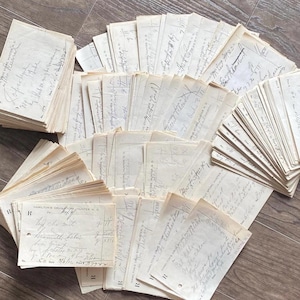 Könnte beinhalten: Eine Sammlung von handgeschriebenen Rezeptblöcken und Quittungen im Vintage-Stil. Das gealterte Papier hat verblasste Tinte und handschriftliche Notizen. Der Text enthält den Namen "Hamilton's Drug Store Hunter N.C." und den Buchstaben "R".