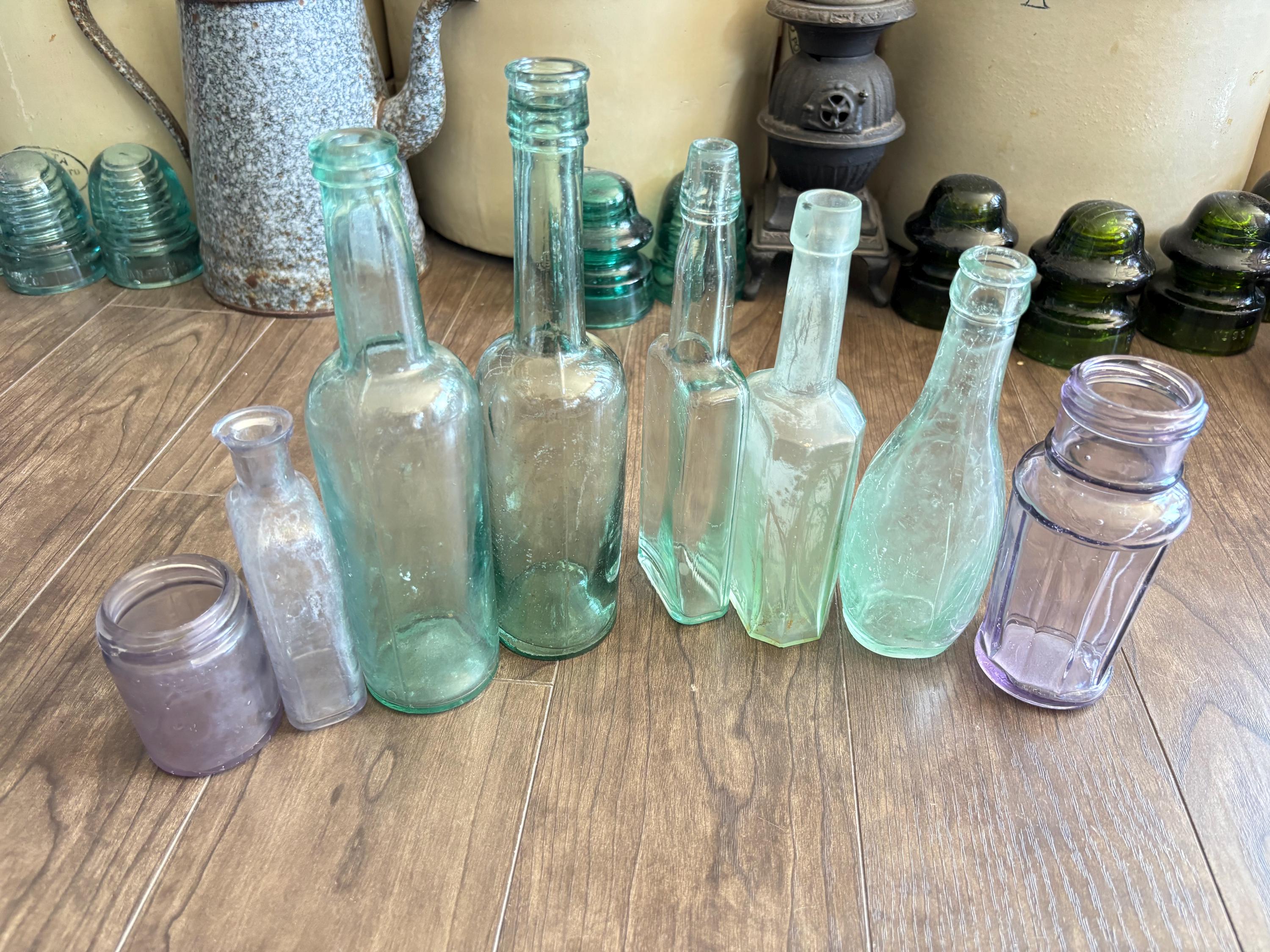 アンティークアメジストガラスボトルコレクション：サンカラーの紫