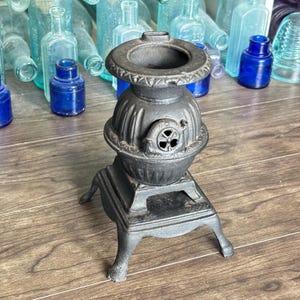 Decoración vintage de estufa de leña pequeña de hierro fundido - Horno de barriga. Estilo de muestra de vendedor. Decoración antigua, lote en miniatura. Precioso regalo. Medalla coleccionable.