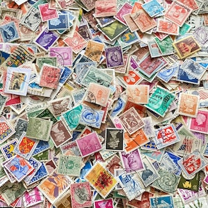 (100 SELLOS MUNDIALES) Sellos cancelados. Lote de efímeras: Scrapbooking, filatelia, registro de artículos usados. Coleccionables de las décadas de 1920 a 2000.