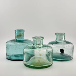 JUEGO DE 3) Década de 1860-1900. Época antigua. Tintas de sobremesa de color aguamarina claro, frascos de tinta. Herramientas de escritura antiguas. Grupo de decoración. Efímeras. Cartas antiguas