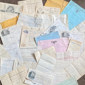 Peut inclure: Une collection de documents papier anciens, incluant des factures, des reçus et des en-têtes de diverses entreprises. Les papiers présentent une typographie variée, des logos imprimés et des inscriptions manuscrites à l'encre noire et bleue sur papier blanc, jaune et bleu.