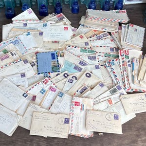 Cartas antiguas: documentos personales escritos a mano o mecanografiados de las décadas de 1940 a 1960. Sobres con franqueo prepagado. Años variados. Notas/correspondencia conmemorativa: paquetes de manualidades.
