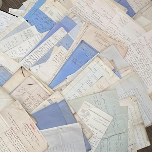 Documentos antiguos/clásicos (décadas de 1850 a 1940), cartas manuscritas, libros de contabilidad y cartas antiguas, sobres, fotos y titulares de facturas.